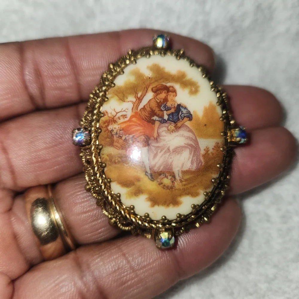 Vintage Fragonard Courting Couple Cameo Brooch Gold Tone AB Rhinestone Filigree‎